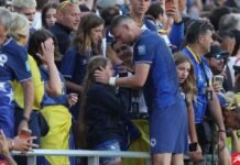 Emoção que só o futebol provoca: Edin Džeko vai até à arquibancada consolar filha após eliminação da Bósnia na Copa do Mundo