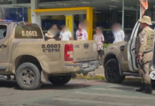 Cinco pessoas são presas com drogas, simulacro de arma de fogo e por prática de manobra perigosa em Praça de Senhor do Bonfim (BA)