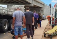 Acidente entre caminhão e moto deixa vítima ferida na rotatória da Lagoa e Calu em Juazeiro (BA)