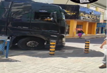 Carreta trava trânsito próximo à Praça da Misericórdia, em Juazeiro (BA)