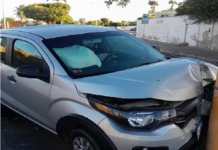 Carro fica com a frente destruída ao bater em poste na Avenida das Nações em Petrolina (PE)