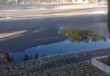 Leitor denuncia vazamento de esgoto em frente a edifício na Orla de Petrolina (PE): “Carros dão banho de lama no povo”