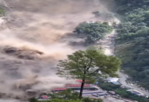 Imagem assustadora: Inundações repentinas no Nepal matam 95 e deixam 384 turistas desaparecidos