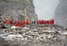 Nepal e China lutam para encontrar quase 3.000 desaparecidos após tragédia