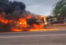 Ambulância de Casa Nova (BA) pega fogo em Petrolina (PE) neste sábado (15)