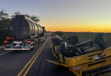 Caminhão tomba em ponte na BR-428, em Santa Maria da Boa Vista (PE)