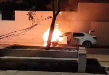 Carro pega fogo no Centro de Petrolina (PE)