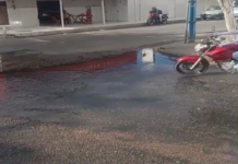 Moradora denuncia vazamento de uma boca de lobo entupida em frente à Escola Simão Durando no bairro Rio Corrente, em Petrolina (PE)