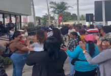 Moradores do Salitre interditam BA-210 e reivindicam reforma de estradas na região; manifestantes foram até a Prefeitura