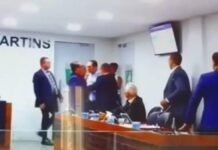 Vereadores trocam socos e empurrões durante sessão da Câmara Municipal de Riachão do Jacuípe (BA)