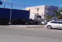 Acidente entre carro de passeio e carreta complica trânsito em Petrolina (PE)