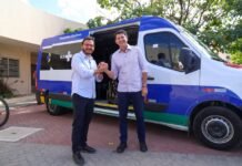 Prefeito Simão entrega van para atendimento humanizado de pacientes em hemodiálise