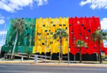Prefeitura de Petrolina veste as cores da bandeira da cidade