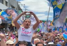 Eleições 2026: Em grande caminhada em Petrolina, Miguel Coelho carrega Raquel nas costas