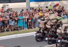 Policiais caem de moto durante desfile de 7 de Setembro em Feira de Santana (BA)