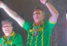 Flávio Bolsonaro faz dancinha com Mendonça Filho em ato político no Recife (PE)