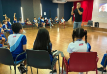 Alunos do GGE recebem radialista Edenevaldo Alves para palestra sobre evolução do rádio