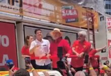 Lula chega ao Marco Zero no Recife e cumprimenta apoiadores