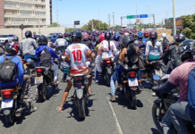 Motoboys fazem homenagem e manifestação na Ponte Presidente Dutra após morte de jovem em grave acidente