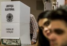 Pode entrar com celular na cabine de votação? Veja o que diz a Justiça Eleitoral