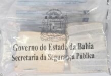 Polícia apreende 1kg de substância semelhante à cocaína em micro-ônibus em Senhor do Bonfim (BA)