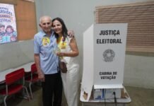 Josimara Cavalcanti vota em Dormentes ao lado do ex-prefeito José Olímpio e das filhas