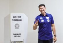 Prefeito Simão vota e afirma que Petrolina sairá ainda mais forte das eleições