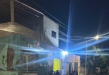 Desesperada, comerciante quer fechar ponto de açaí por causa de esgoto estourado em rua do Jardim São Paulo em Petrolina