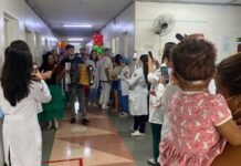 Hospital Dom Malan abre Semana da Criança com cantata e entrega de brinquedos