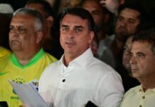 Polícia Federal cumpre mandado de busca em mansão de Flávio Bolsonaro