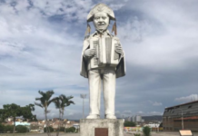 Jovem desinformado debocha da estátua de Luiz Gonzaga em Caruaru (PE) e gera indignação nas redes sociais; deixe sua opinião