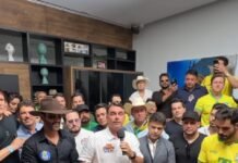 Flávio Bolsonaro recebe apoio de cantores sertanejos e declara: “Vamos arrumar as contas desse país”