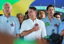 Flávio Bolsonaro fala em usar maioria no Congresso para mudar a Constituição e ‘redemocratizar o país’