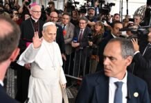 Papa Leão XIV deixa o hospital Gemelli, em Roma