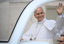 Leão XIV sobe ao papamóvel pela primeira vez desde cirurgia de câncer